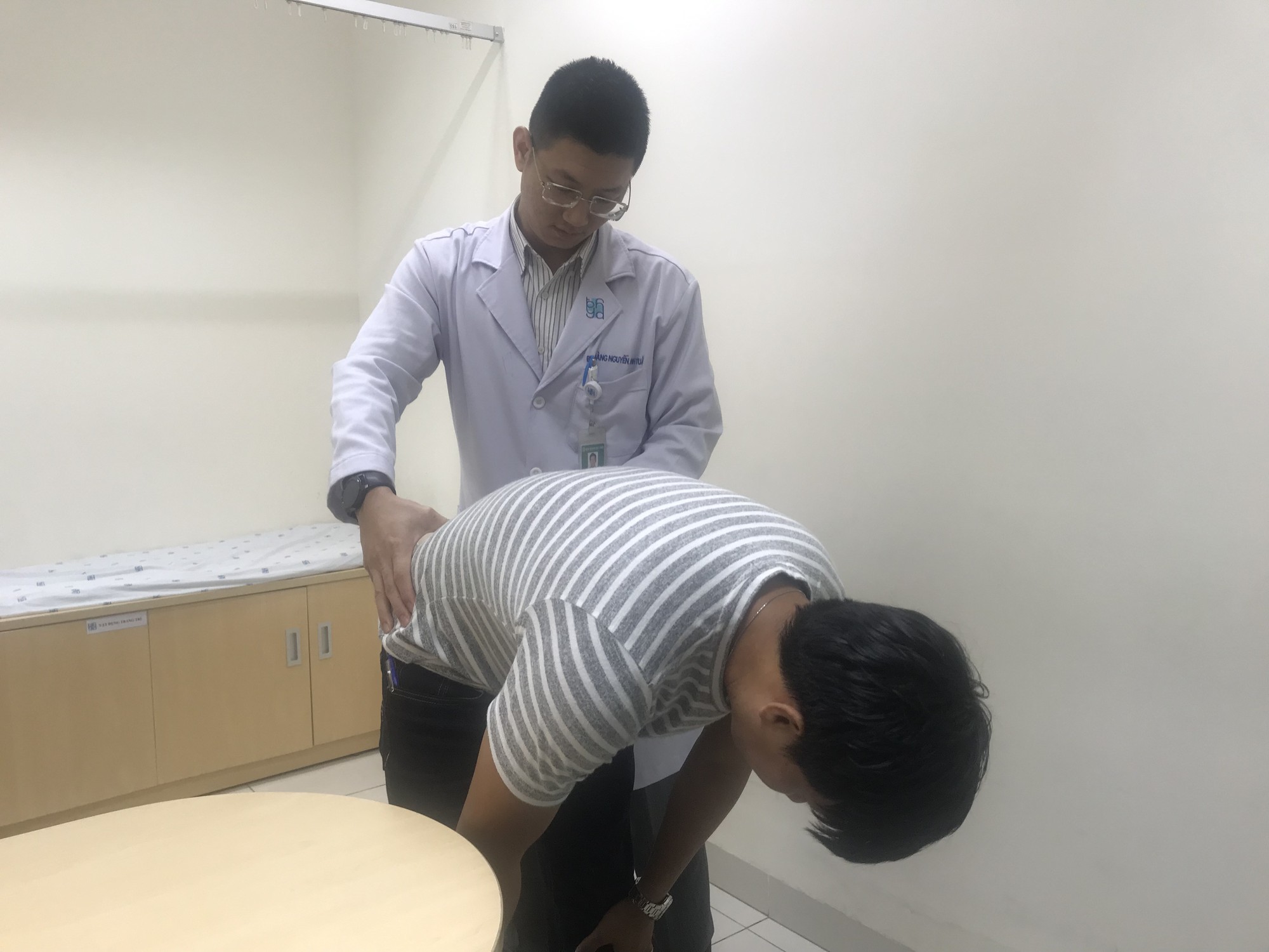 Sau khi chơi tennis, một nam nhân viên văn phòng suýt bị liệt chân.