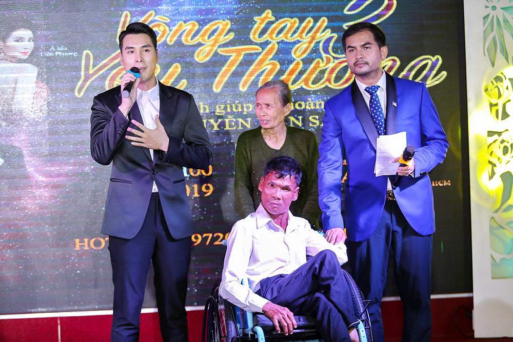 Á vương Hoàng Phi Kha tặng 200 triệu đồng cho người bán vé số khuyết tật