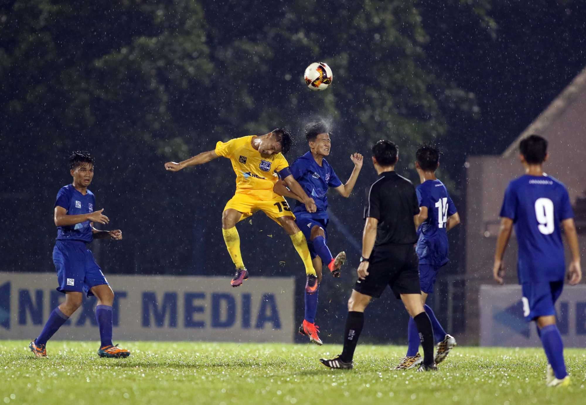 U17 PVF thắng đậm, gi&aacute;m s&aacute;t cứu trọng t&agrave;i trận B&igrave;nh Dương - Thanh H&oacute;a - Ảnh 2.