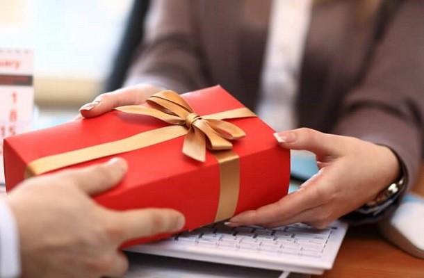 Cán bộ nhận quà tặng do "không từ chối được", phải tổ chức bán công khai nộp ngân sách