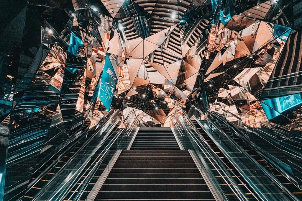 V&ograve;m k&iacute;nh ph&acirc;n mảnh như đa vũ trụ giao nhau g&acirc;y sốt ở Tokyo - Ảnh 1.