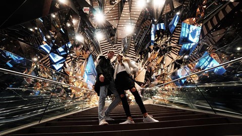 Vòm kính phân mảnh như 'đa vũ trụ' giao nhau gây sốt ở Tokyo