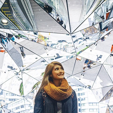 V&ograve;m k&iacute;nh ph&acirc;n mảnh như đa vũ trụ giao nhau g&acirc;y sốt ở Tokyo - Ảnh 8.