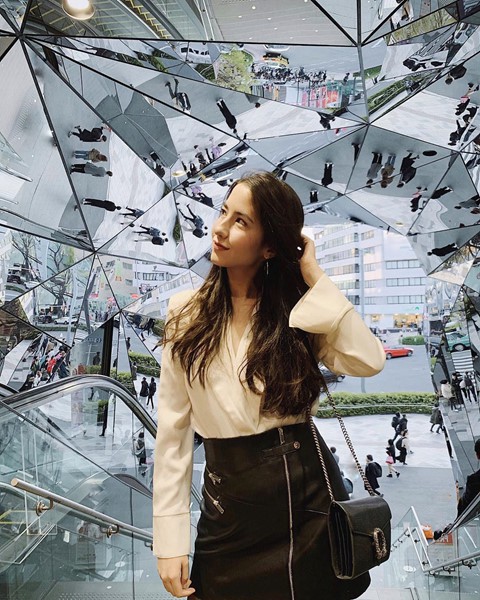 V&ograve;m k&iacute;nh ph&acirc;n mảnh như đa vũ trụ giao nhau g&acirc;y sốt ở Tokyo - Ảnh 9.