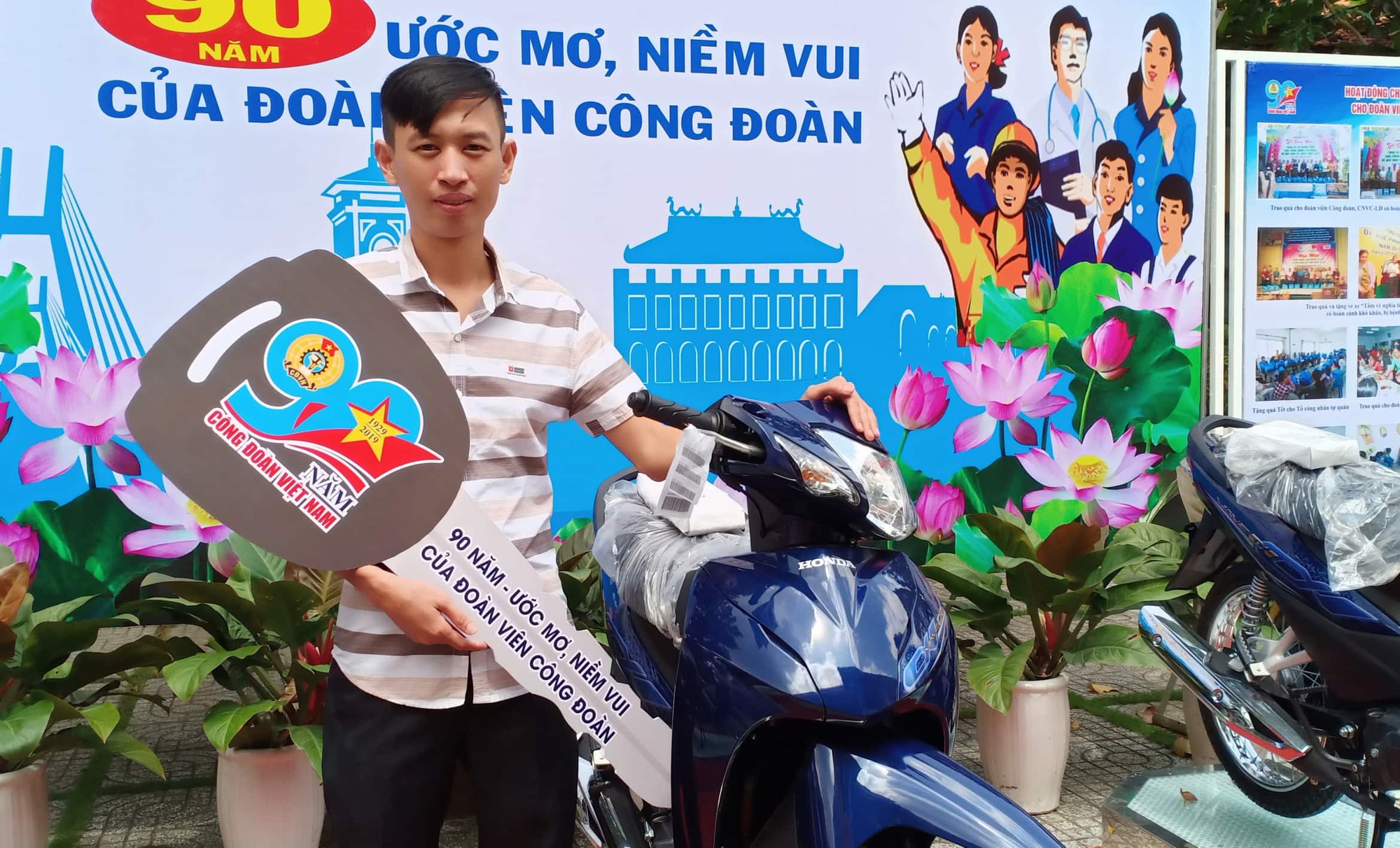 Tặng xe gắn máy cho công nhân khó khăn - Ảnh 3.