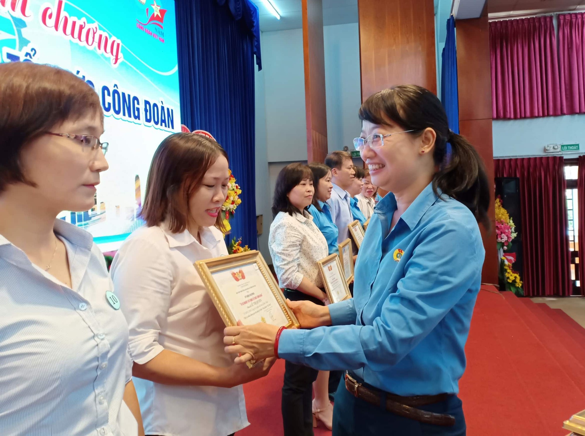 Tặng xe gắn máy cho công nhân khó khăn