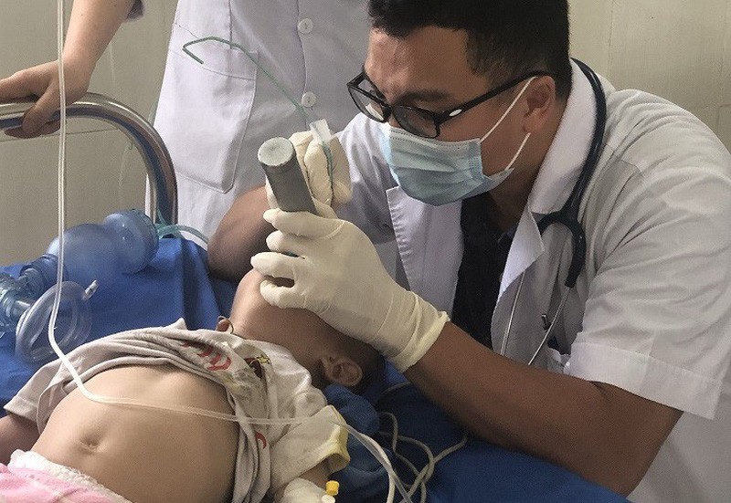 Chữa ti&ecirc;u chảy bằng thuốc phiện, b&eacute; trai 12 th&aacute;ng tuổi nguy kịch - Ảnh 1.