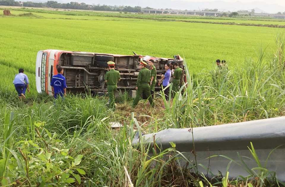 Xe buýt lao xuống ruộng lật nghiêng, 1 người chết nhiều người bị thương