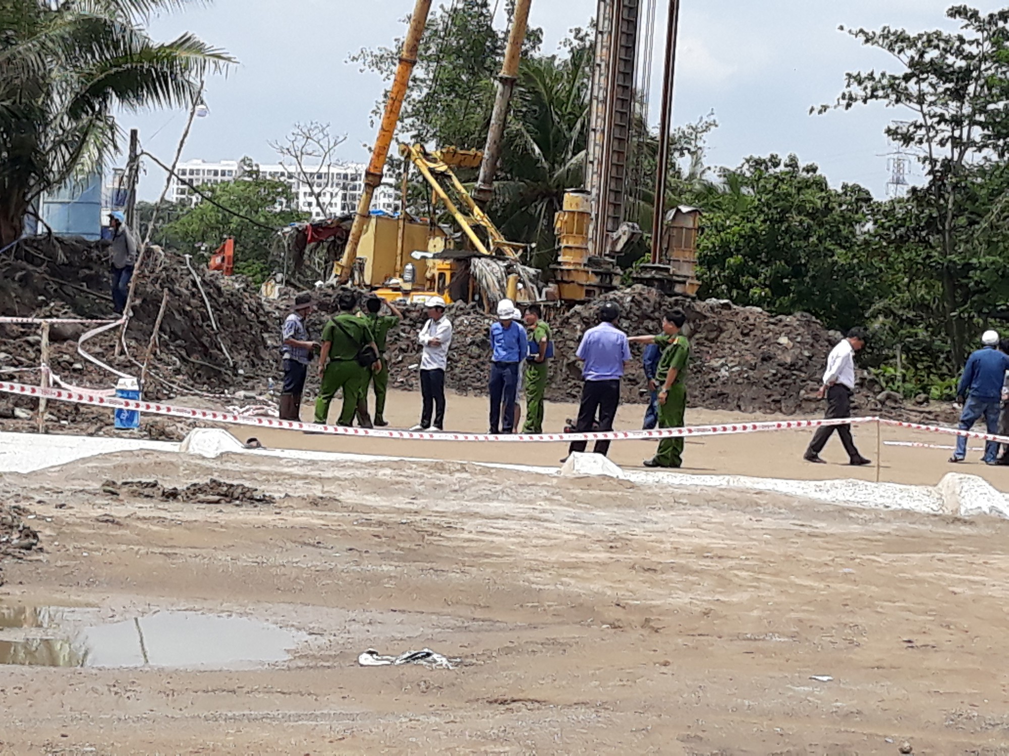 Hai em nhỏ bị điện giật tử vong: Đơn vị thi công đấu điện chui - Ảnh 2.
