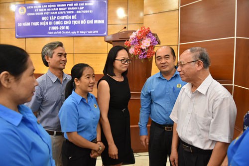 Di chúc Bác là ngọn đuốc soi đường