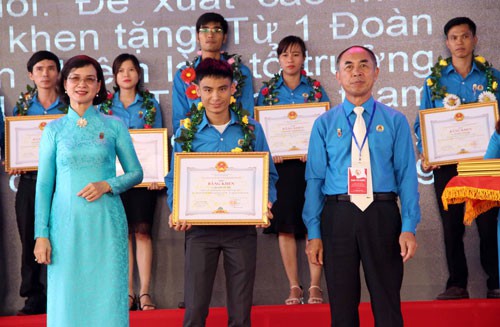 BÌNH PHƯỚC: Tuyên dương cán bộ Công đoàn, công nhân tiêu biểu