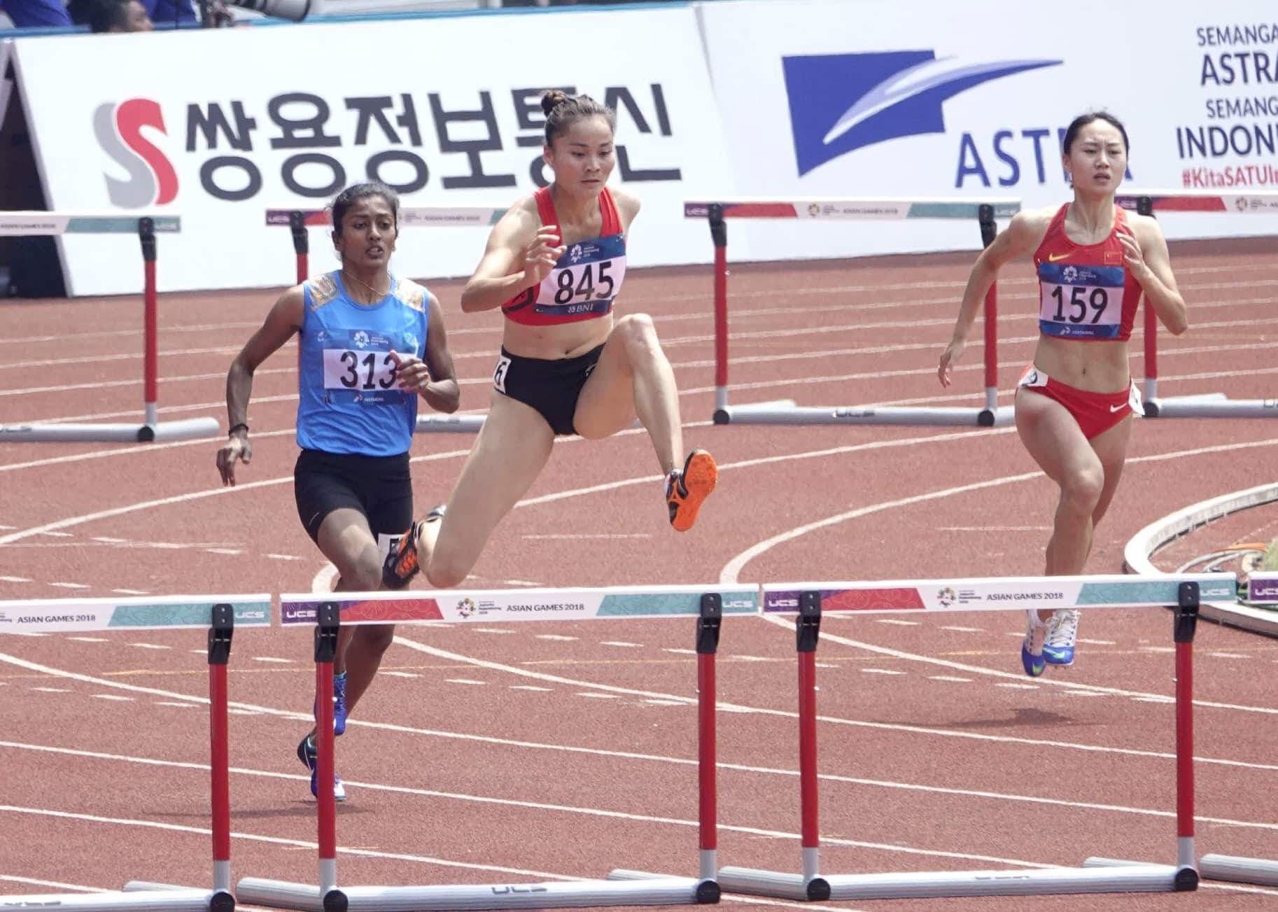 Quách Thị Lan nhận HCV chạy rào ASIAD 18