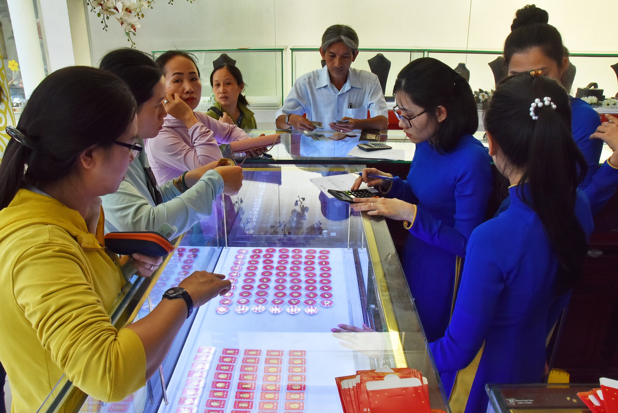 Trữ vàng hay gửi tiền ngân hàng có lợi?