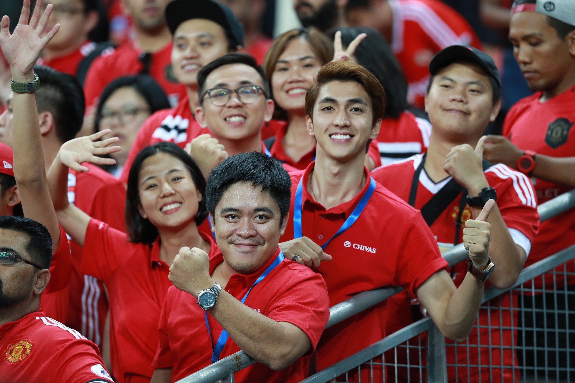 Người h&acirc;m mộ Việt Nam sang Singapore tiếp lửa Man United đ&aacute;nh bại Inter - Ảnh 3.