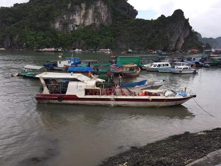 T&agrave;u cao tốc từ Quan Lạn về V&acirc;n Đồn gặp tai nạn kinh h&atilde;i, bị bay n&oacute;c - Ảnh 2.