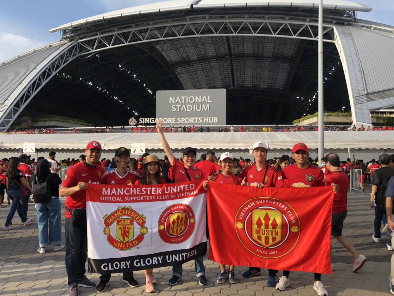 Người h&acirc;m mộ Việt Nam sang Singapore tiếp lửa Man United đ&aacute;nh bại Inter - Ảnh 1.