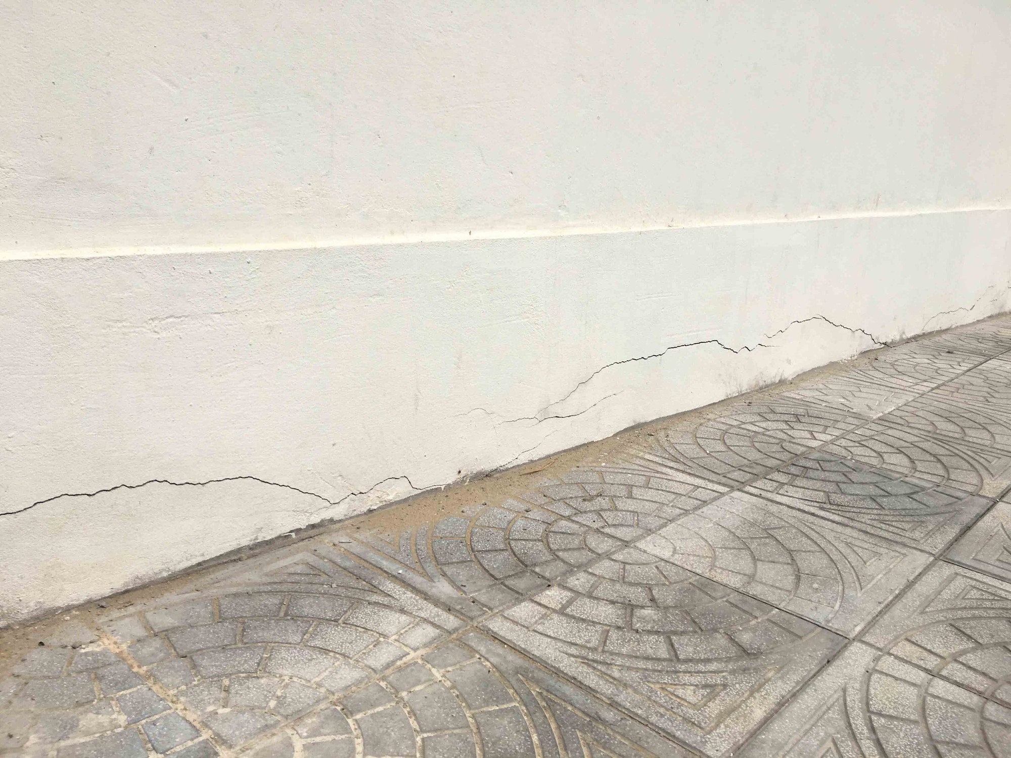 Trường 8 tỉ đồng, chưa bàn giao đã nứt