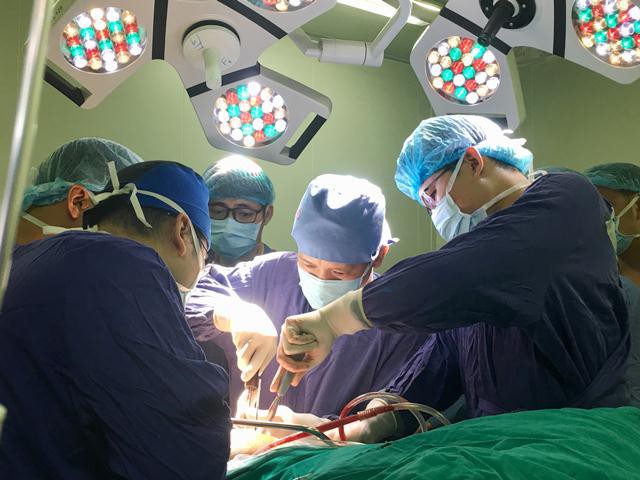 Cứu người đàn ông bị xế hộp tông "gãy nửa người"