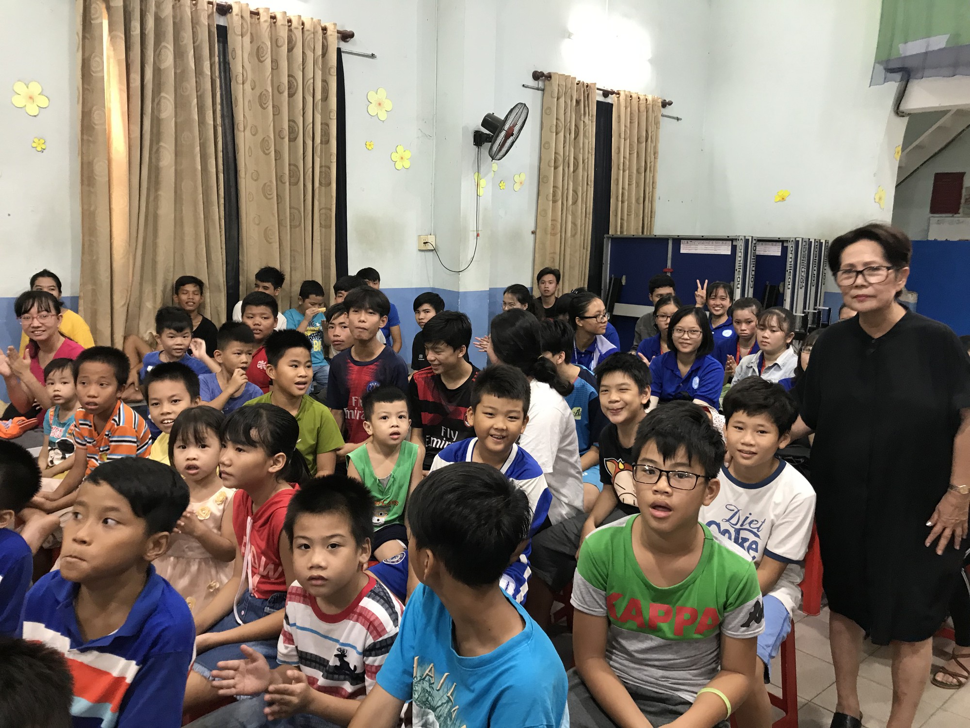 Nữ danh ca Phương Dung rơi nước mắt khi thăm trẻ mồ c&ocirc;i - Ảnh 2.
