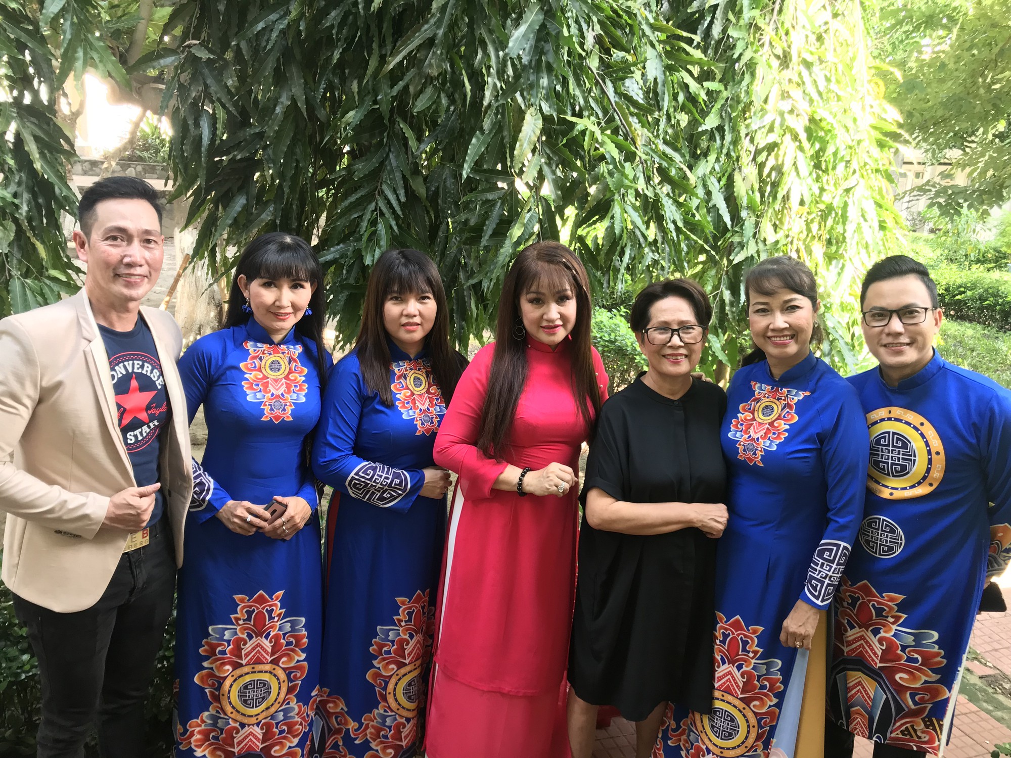 Nữ danh ca Phương Dung rơi nước mắt khi thăm trẻ mồ c&ocirc;i - Ảnh 3.