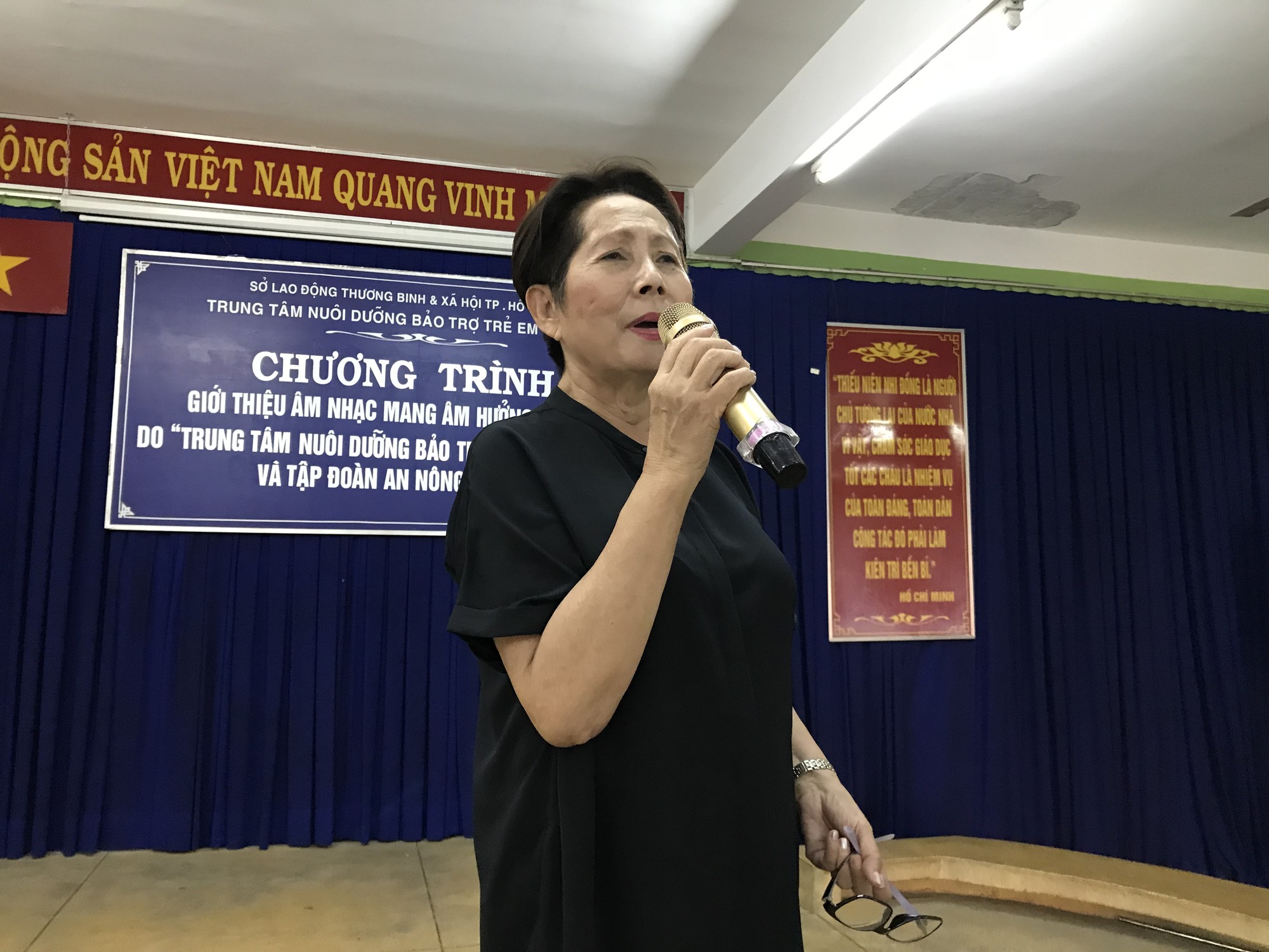 Nữ danh ca Phương Dung rơi nước mắt khi thăm trẻ mồ côi