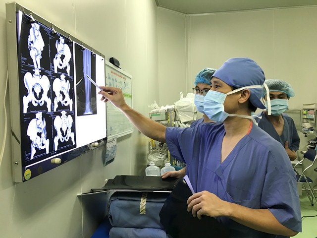 Cứu người đ&agrave;n &ocirc;ng bị xế hộp t&ocirc;ng g&atilde;y nửa người - Ảnh 2.