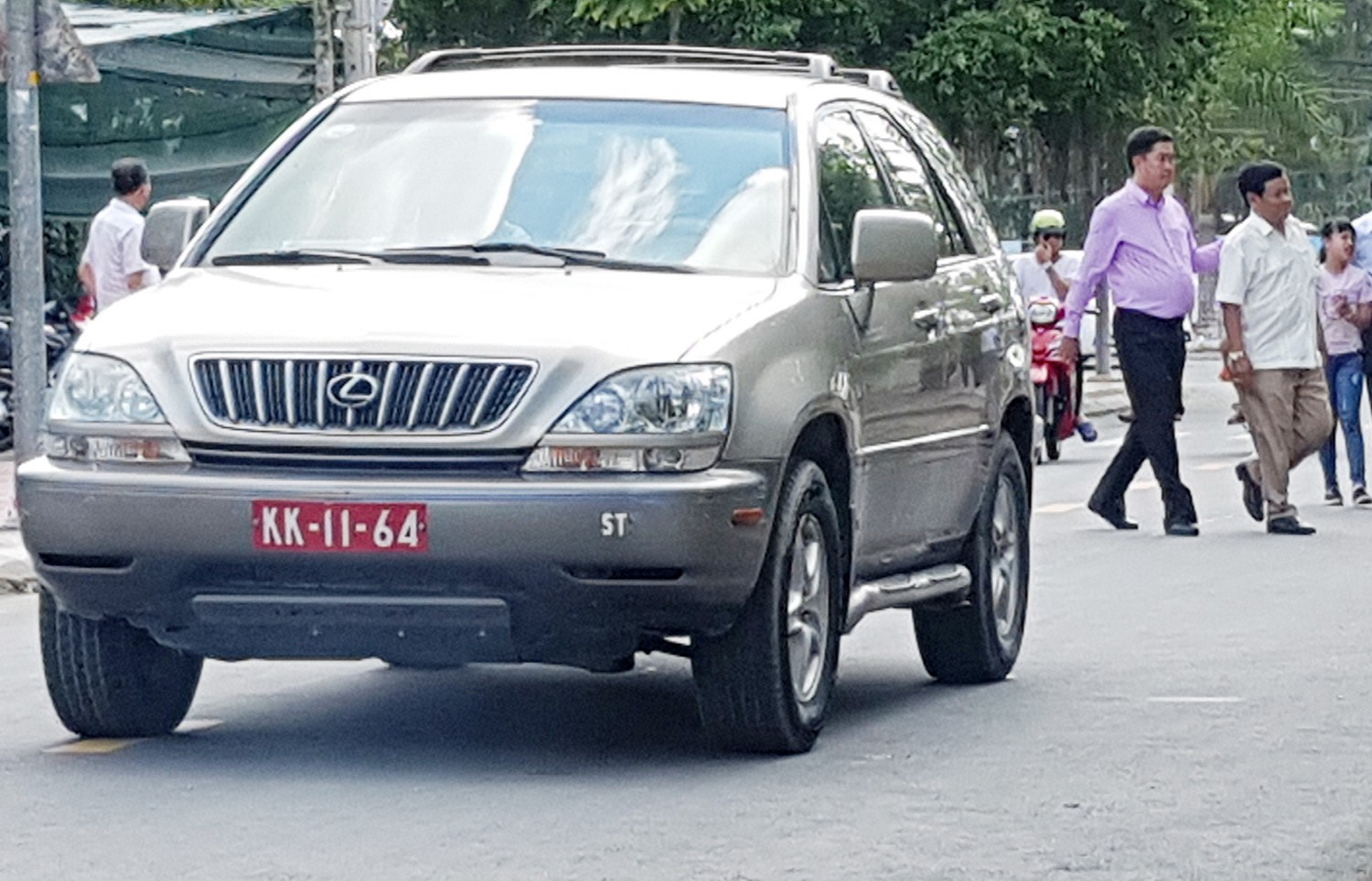 Tỉnh ủy S&oacute;c Trăng v&agrave;o cuộc vụ xe c&ocirc;ng đi dự tiệc cưới con Trưởng đo&agrave;n Đại biểu Quốc hội - Ảnh 6.