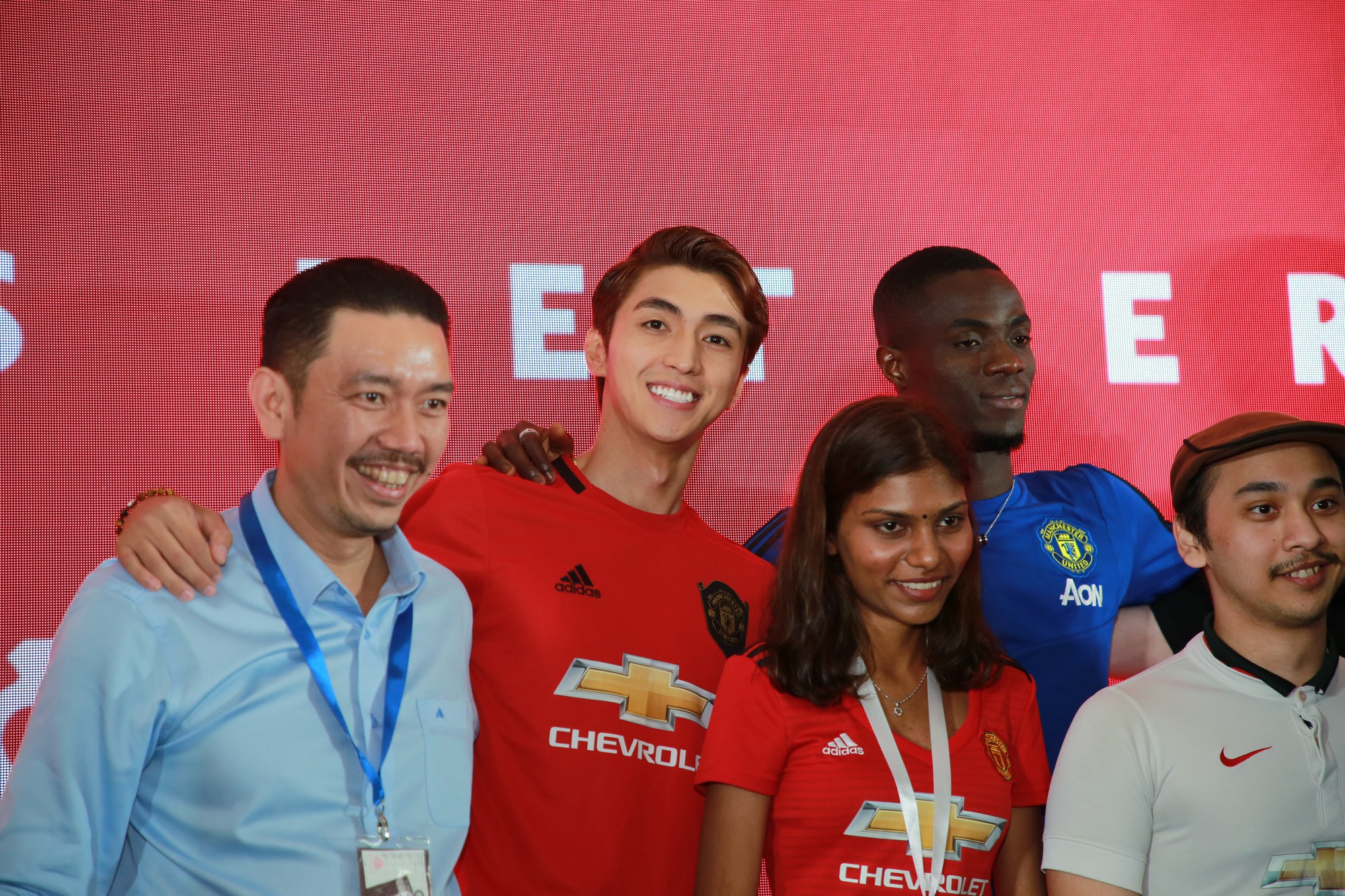 Giao lưu cùng "Quỷ đỏ": Sốc khi Lingard, Matic và Bailly "quá dễ thương"
