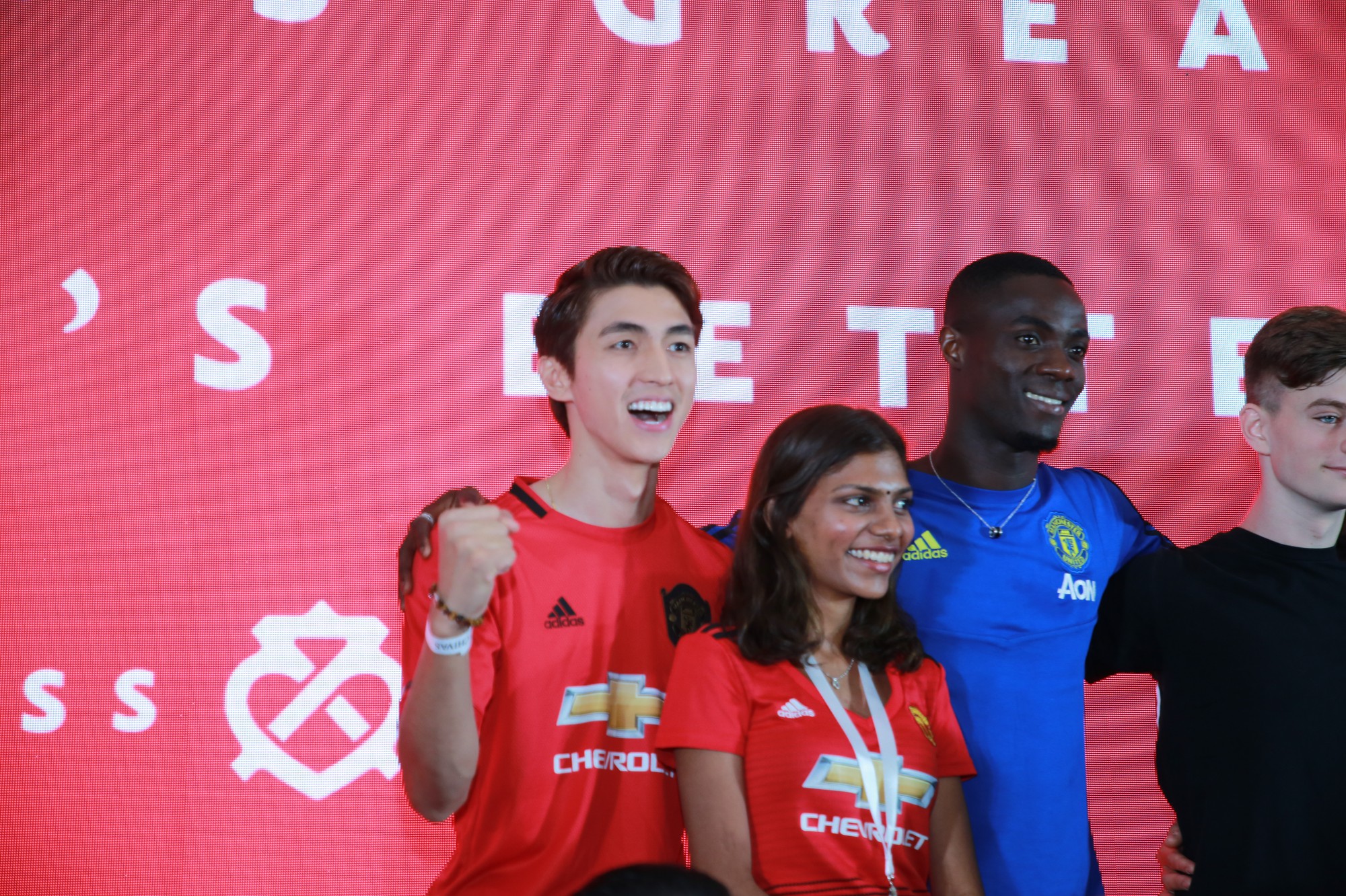 Giao lưu c&ugrave;ng Quỷ đỏ: Sốc khi Lingard, Matic v&agrave; Bailly qu&aacute; dễ thương - Ảnh 1.
