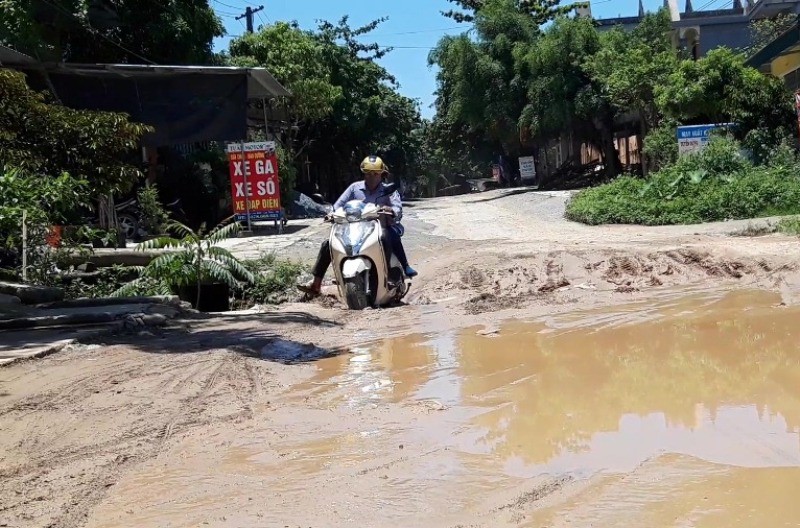 Cận cảnh con đường nát như tương, dân qua lại khốn khổ - Ảnh 3.