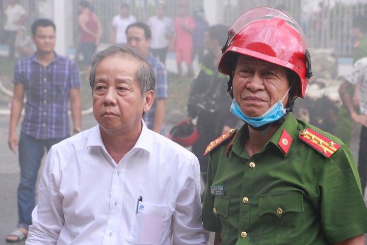 Kho hàng cháy dữ dội, chủ tịch tỉnh đến hiện trường chỉ đạo chữa cháy