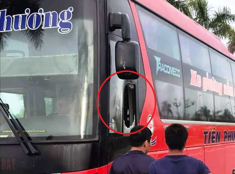 4 thanh niên chặn đầu ném vỡ kính xe khách giữa ban ngày