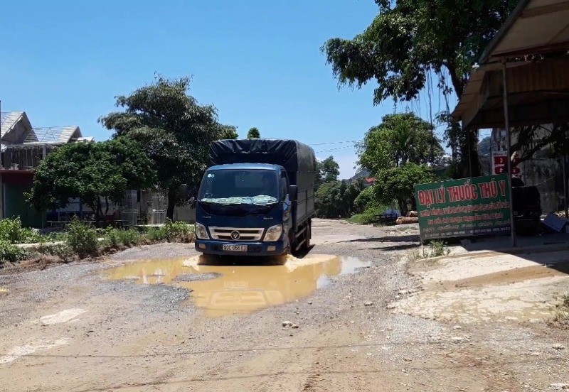Cận cảnh con đường nát như tương, dân qua lại khốn khổ - Ảnh 2.