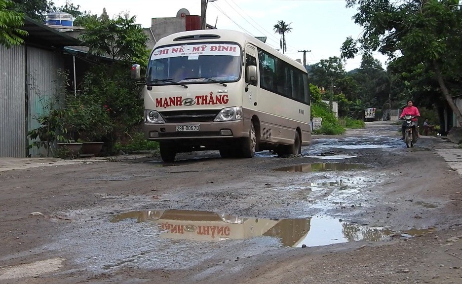 Cận cảnh con đường nát như tương, dân qua lại khốn khổ - Ảnh 5.