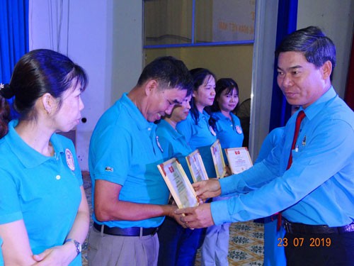 Biểu dương cán bộ Công đoàn tiêu biểu