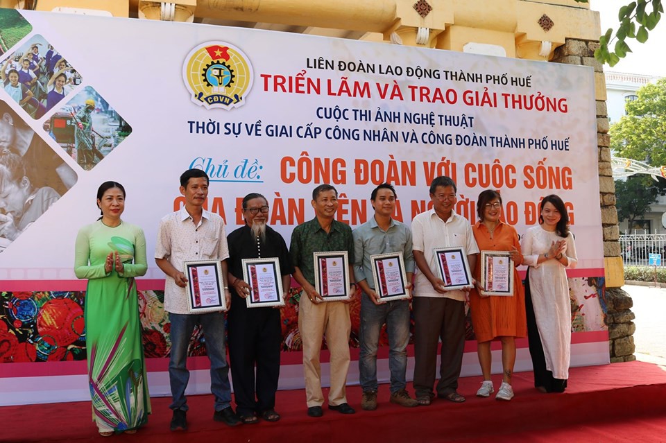 THỪA THI&Ecirc;N - HUẾ: Trao giải cuộc thi ảnh về c&ocirc;ng nh&acirc;n, C&ocirc;ng đo&agrave;n - Ảnh 1.