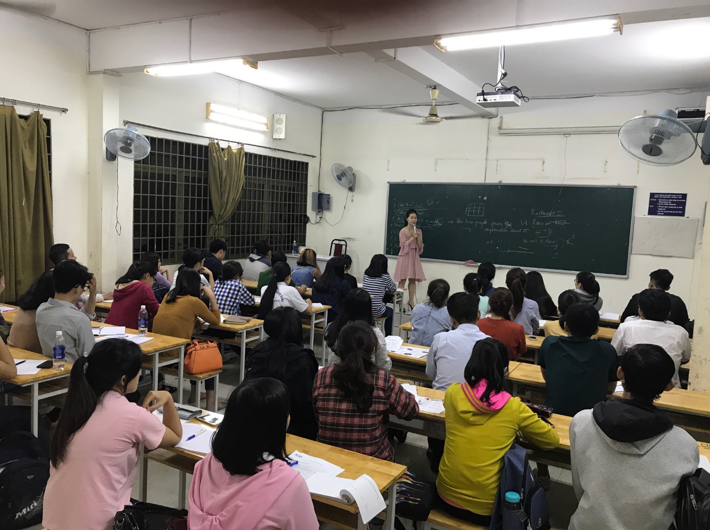 N&acirc;ng cao chất lượng đ&agrave;o tạo tiếng Anh với t&iacute;nh năng quản l&yacute; lớp học của ELSA Speak - Ảnh 1.