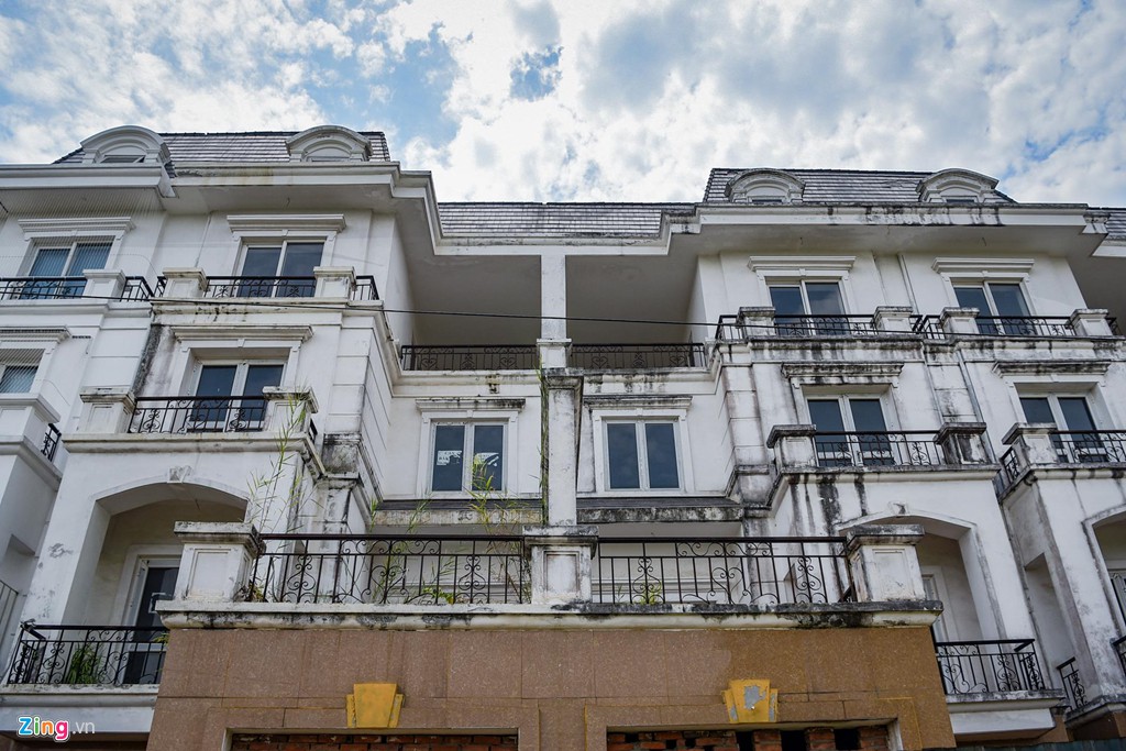 Hàng trăm căn biệt thự hiện đại kiểu Pháp bị bỏ hoang 12 năm