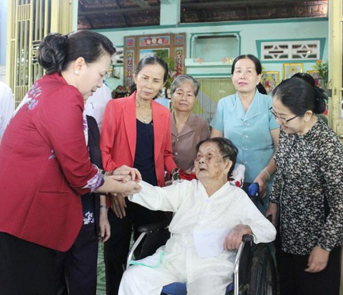 Chủ tịch Quốc hội thăm gia đình chính sách - Ảnh 1.