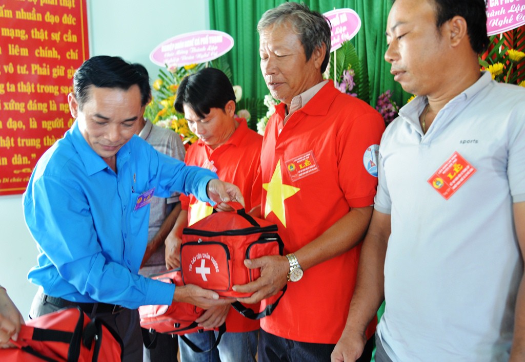Tiếp tục trao 1.000 l&aacute; cờ Tổ quốc cho ngư d&acirc;n Quảng Ng&atilde;i - Ảnh 4.