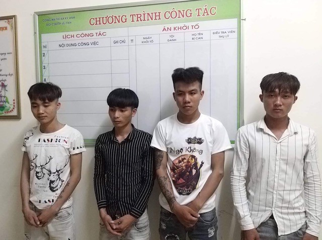 Bất ngờ cầm r&igrave;u, d&acirc;y thắt lưng lao v&agrave;o đ&aacute;nh, ch&eacute;m hội đồng đối thủ trong qu&aacute;n net - Ảnh 1.