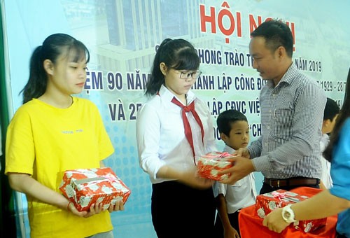 BÌNH DƯƠNG: Tặng 56 suất học bổng cho con đoàn viên