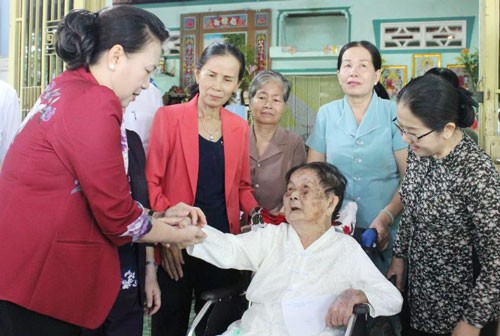Chủ tịch Quốc hội thăm gia đình chính sách
