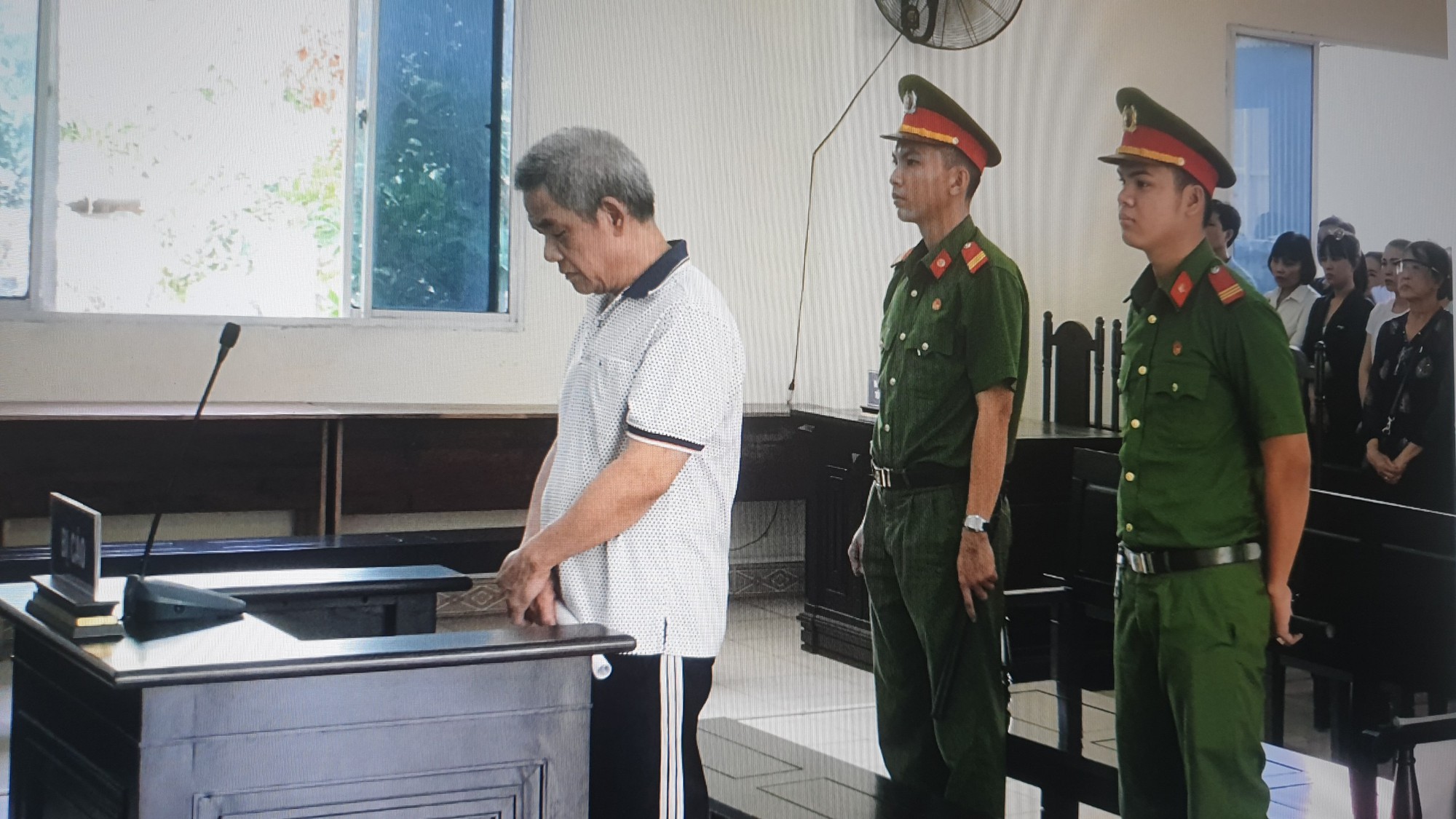 Yêu cầu điều tra lại vụ giết bạn chơi golf bằng... ly bia
