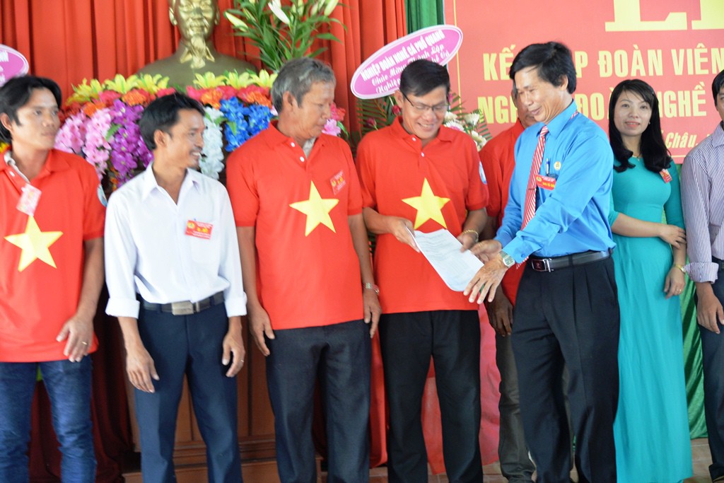 Tiếp tục trao 1.000 l&aacute; cờ Tổ quốc cho ngư d&acirc;n Quảng Ng&atilde;i - Ảnh 5.