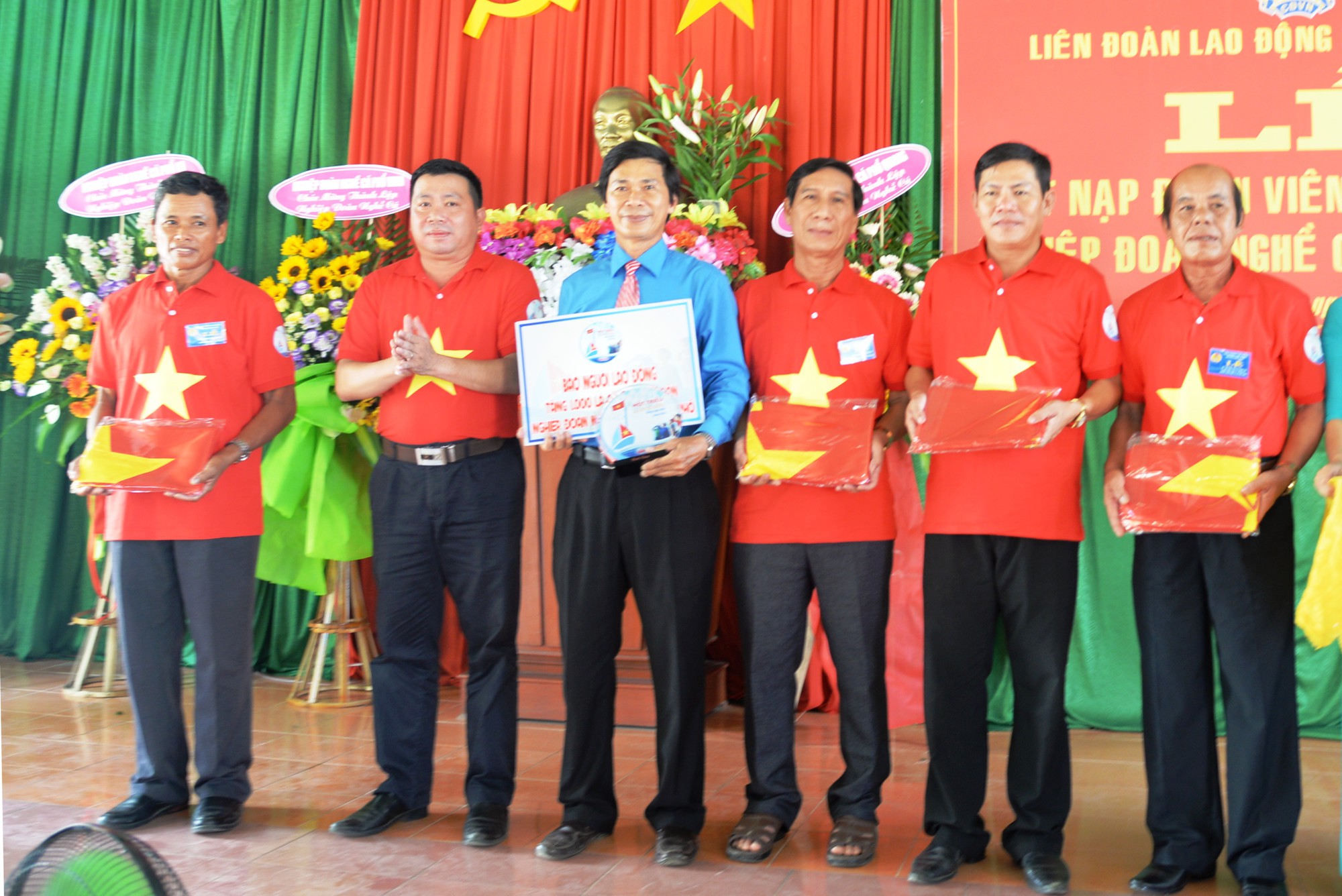 Tiếp tục trao 1.000 l&aacute; cờ Tổ quốc cho ngư d&acirc;n Quảng Ng&atilde;i - Ảnh 3.