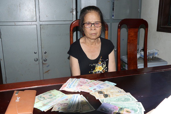 Bà già bắt xe khách từ Hà Nam vào Hà Tĩnh để hành nghề "hai ngón"