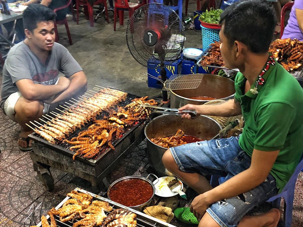 Truy lùng 6 khu ẩm thực về đêm ở TP HCM