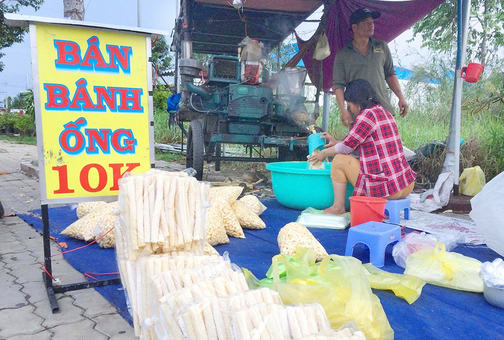 Tiếng máy nổ, cái bánh ống giòn rụm níu chân người