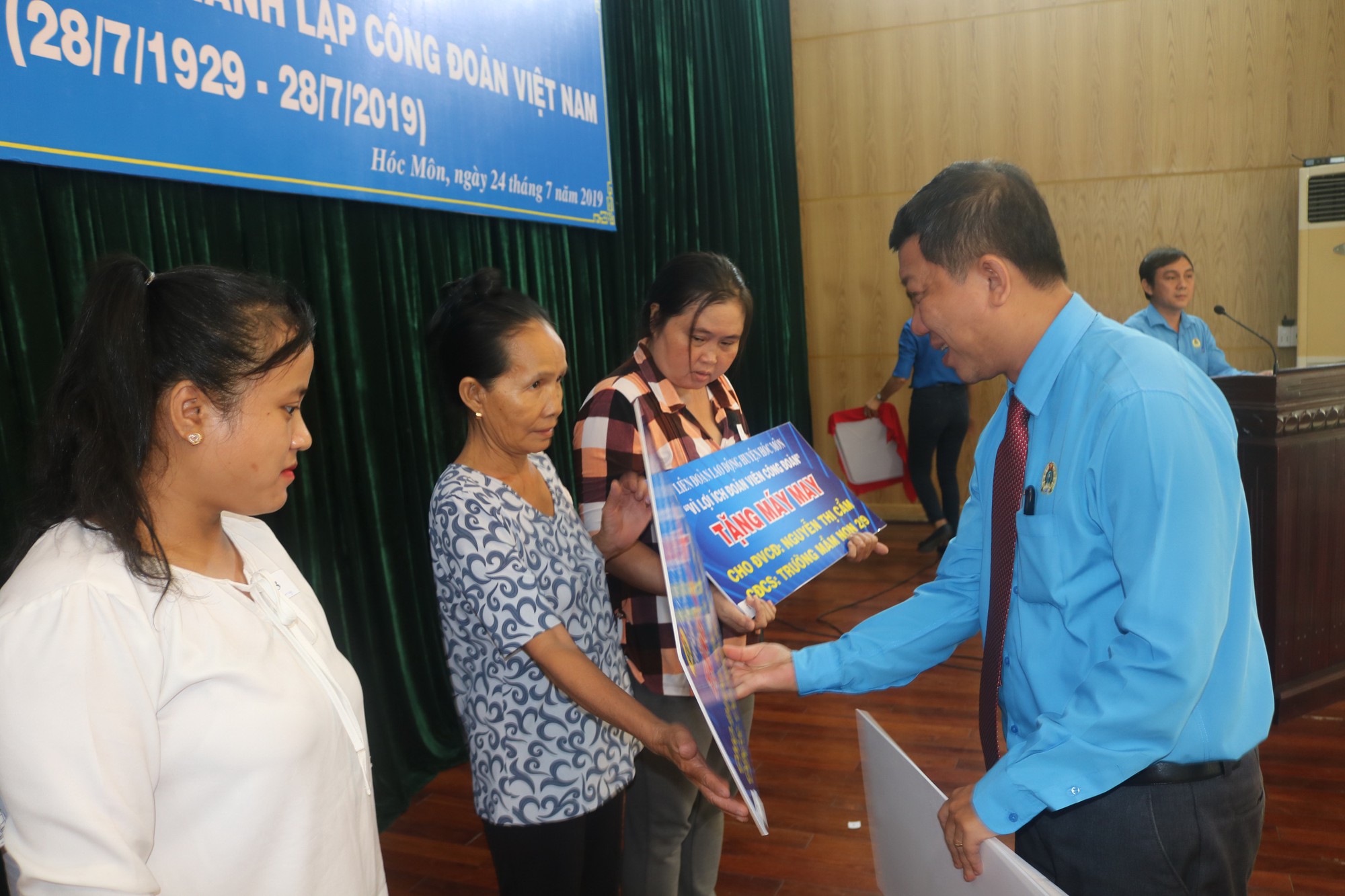 Tặng máy may cho công nhân có hoàn cảnh khó khăn